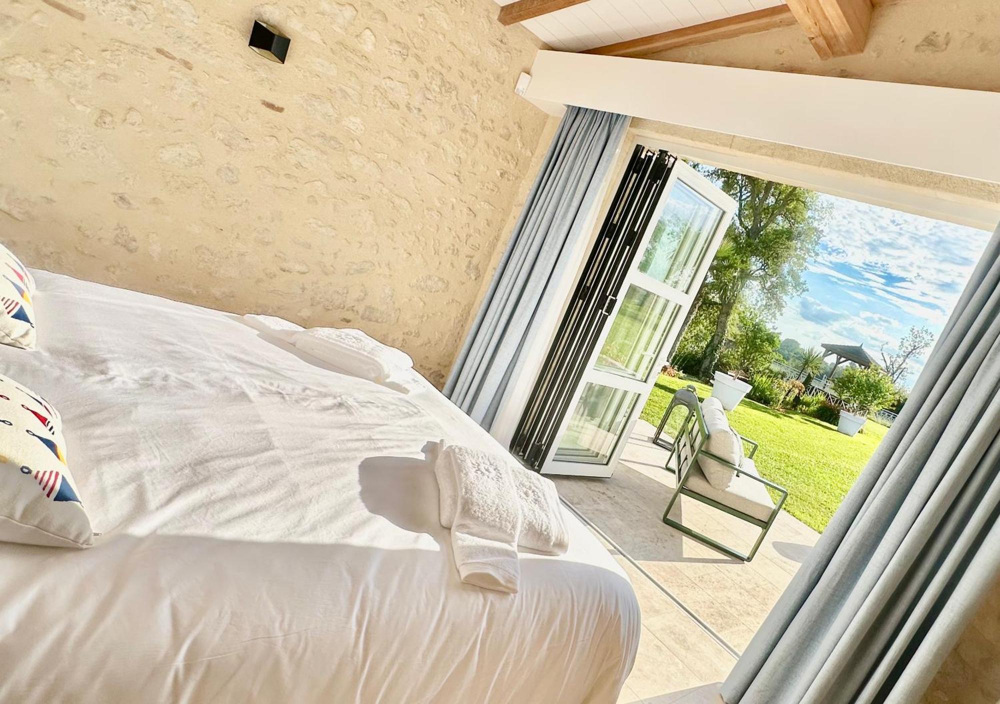Chateau De Lafont Suites Saint-Vivien  外观 照片